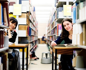 Studenten lernen in Bibliothek 