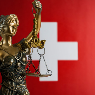 Justizia vor Schweizer Flagge