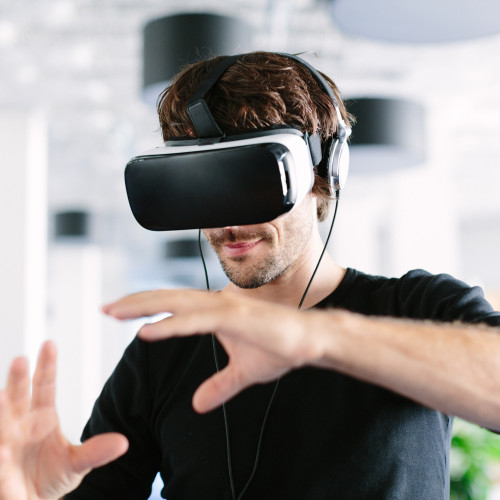 Mann mit VR-Headset